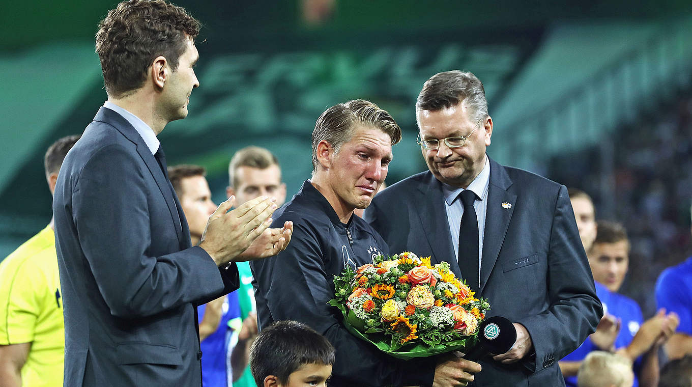 Rührender Abschied vor Spielbeginn: Bastian Schweinsteiger sagt "servus" © 2016 Getty Images