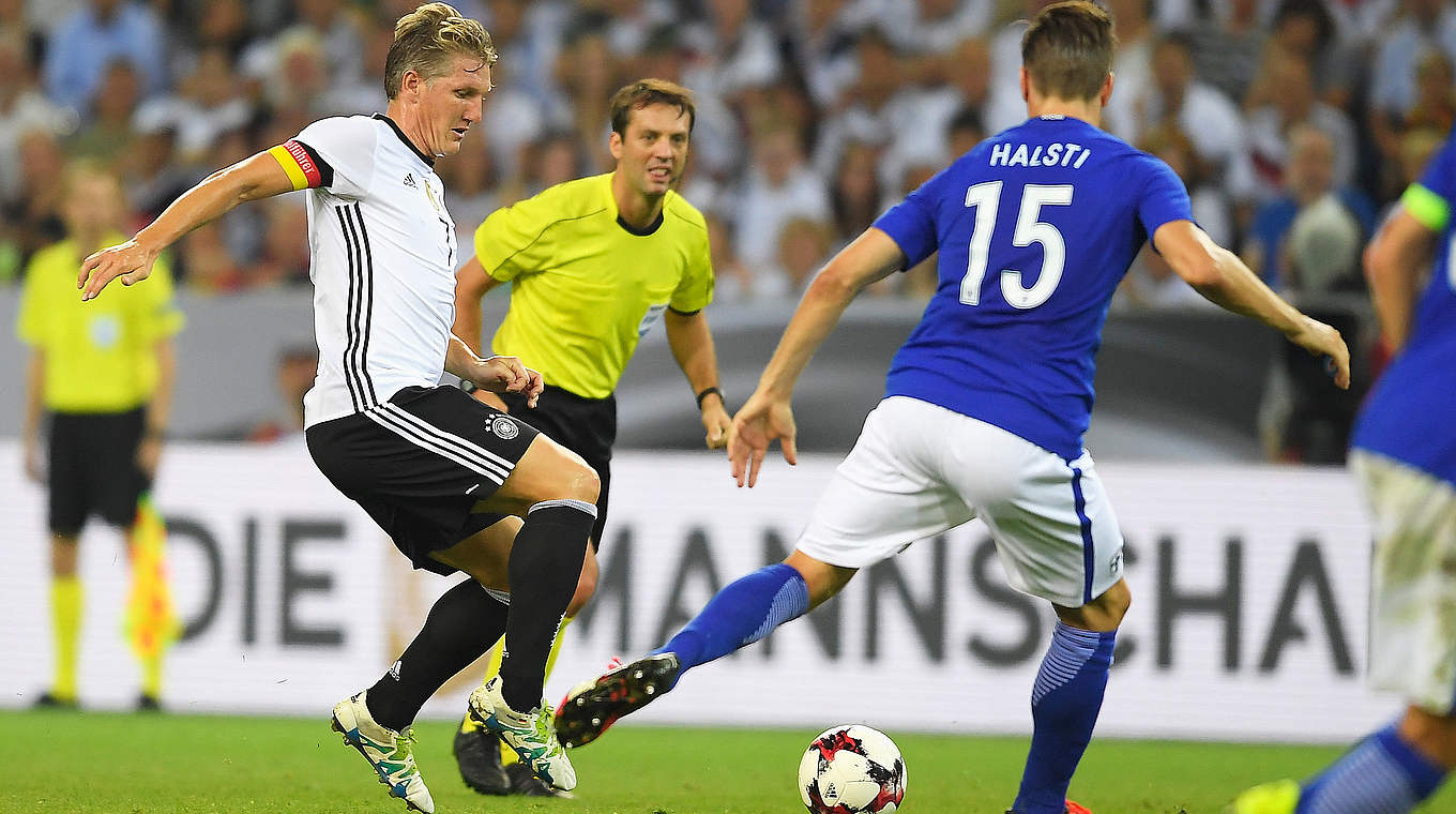 Zieht in seinem letzten DFB-Spiel nochmal Fäden im Mittelfeld: Bastian Schweinsteiger (l.) © 2016 Getty Images