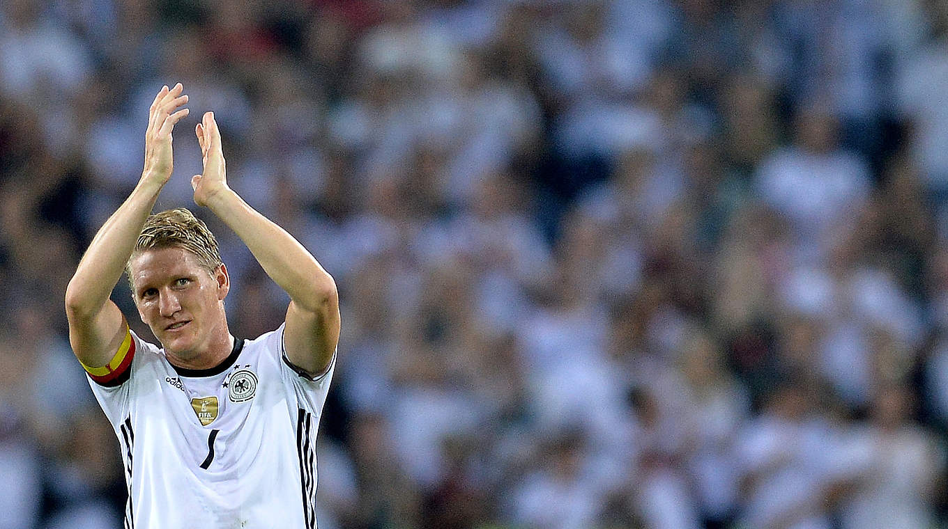 22.16 Uhr: Bastian Schweinsteiger beendet seine große Länderspiel-Karriere © 2016 Getty Images