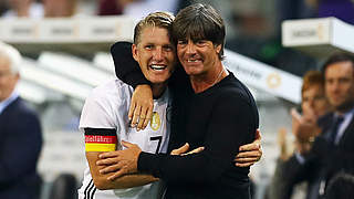 Ein letztes Mal Arm in Arm auf dem Platz: Bastian Schweinsteiger (l.) und Joachim Löw © GettyImages