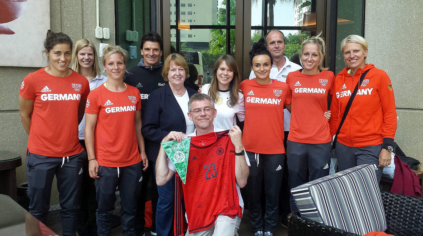Gruppenbild mit Nationalspielerinnen und Ratzeburg (5.v.l.): die DFB-Delegation © DFB