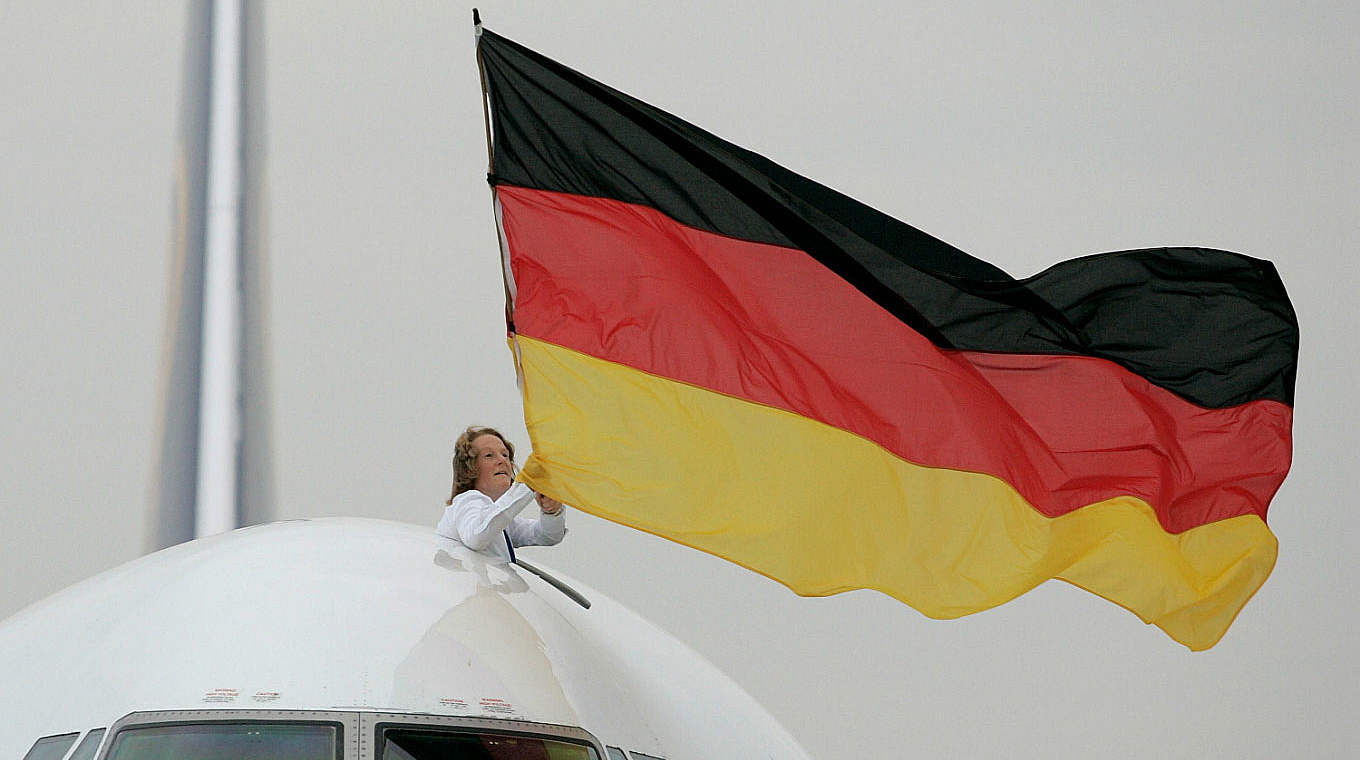 Heimkehr nach dem WM-Titel 2007: Melanie Behringer hisst im Flugzeug die deutsche Fahne © Getty Images
