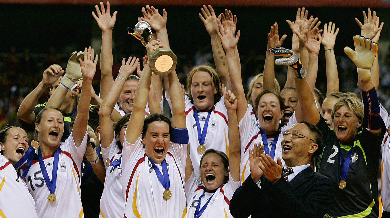 Jubeltraube nach dem WM-Sieg 2007: Melanie Behringer ist mittendrin © Getty Images
