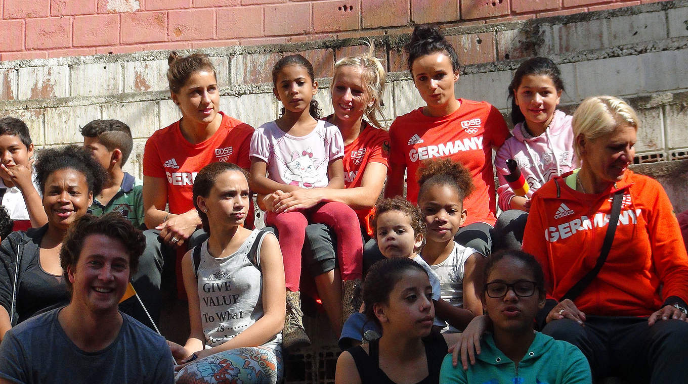 "Wir haben strahlende Kinderaugen gesehen": die DFB-Frauen beim Favela-Besuch © DFB