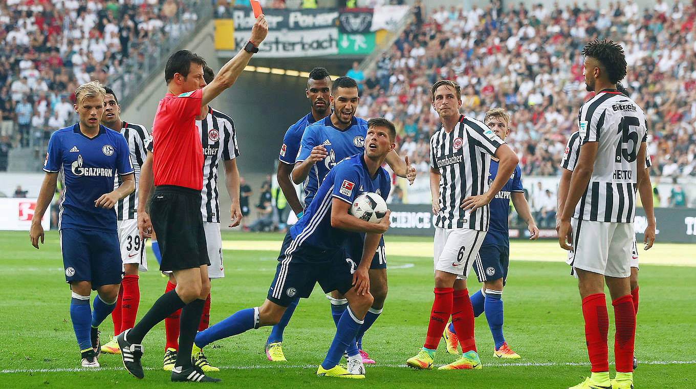 Premiere in der Bundesliga: Frankfurts Michael Hector (r.) sieht die Rote Karte  © Getty Images