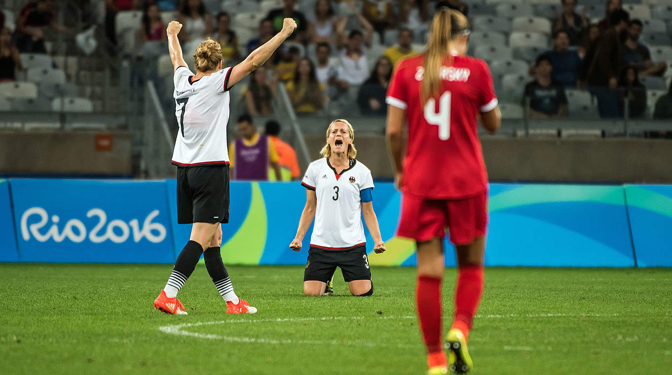 Jubel im 100. Länderspiel: Spielführerin Saskia Bartusiak (M.) © Getty Images