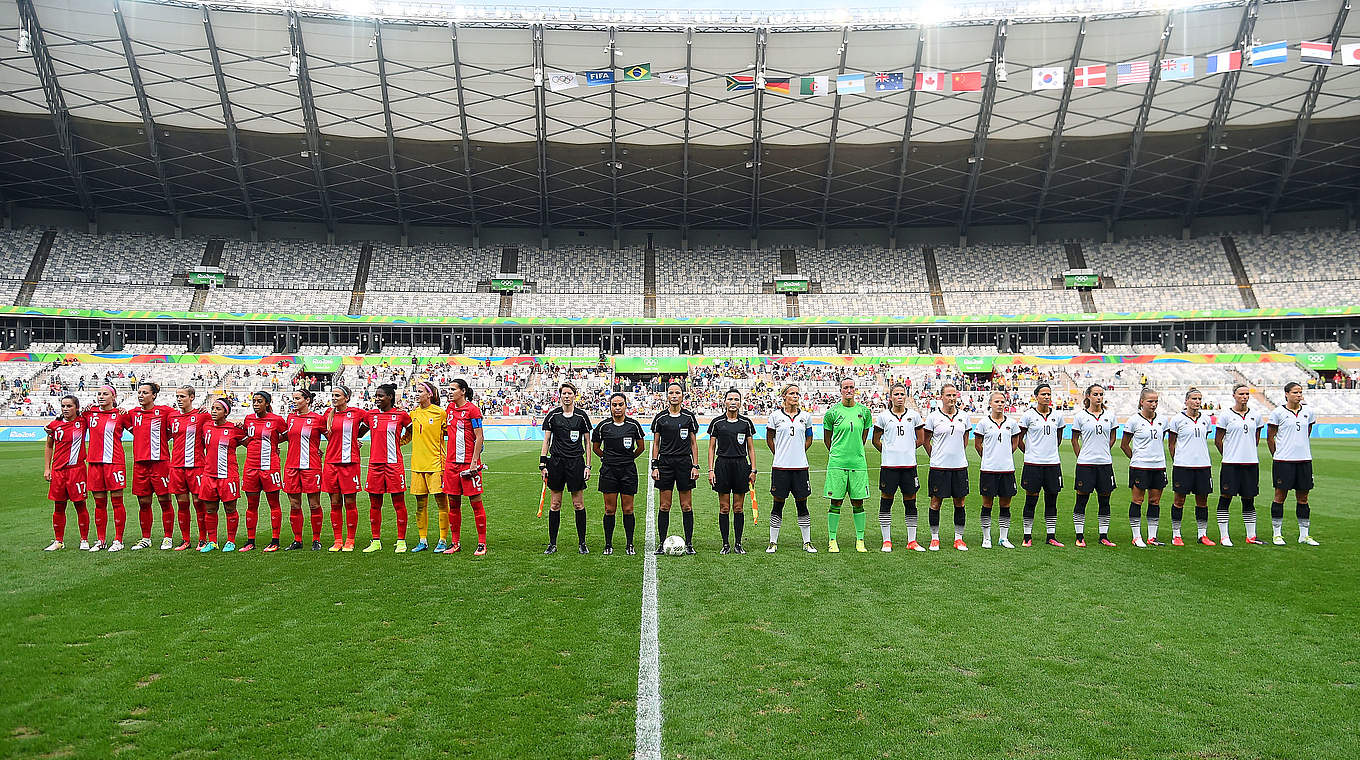 Erst die Hymnen, dann das Spiel: Die beiden Teams vor dem Anpfiff © Getty Images