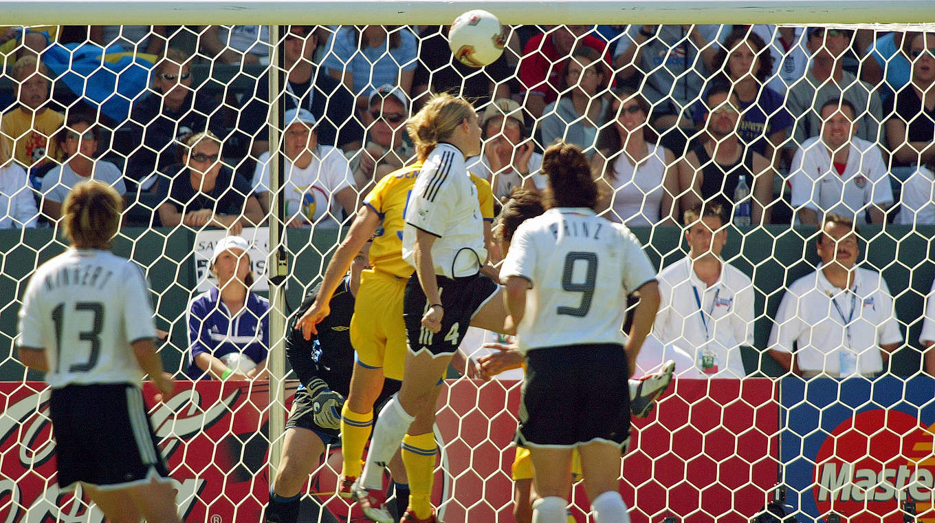 Historisches Golden Goal: Nia Künzer (2.v.r.) trifft im WM-Finale 2003 gegen Schweden © Getty Images