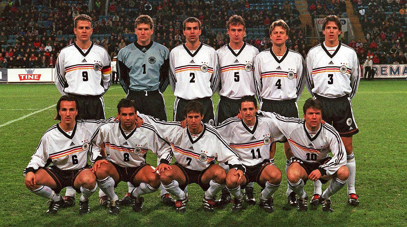Knapper Sieg in Oslo 1999: Das DFB-Team gewinnt dank Mehmet Scholl (u.M.) mit 1:0 © Bongarts