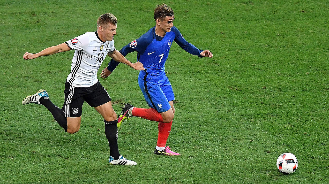 Bitteres Aus im Halbfinale: Kroos (l.) im Duell mit Frankreichs Matchwinner Griezman © 2016 Getty Images