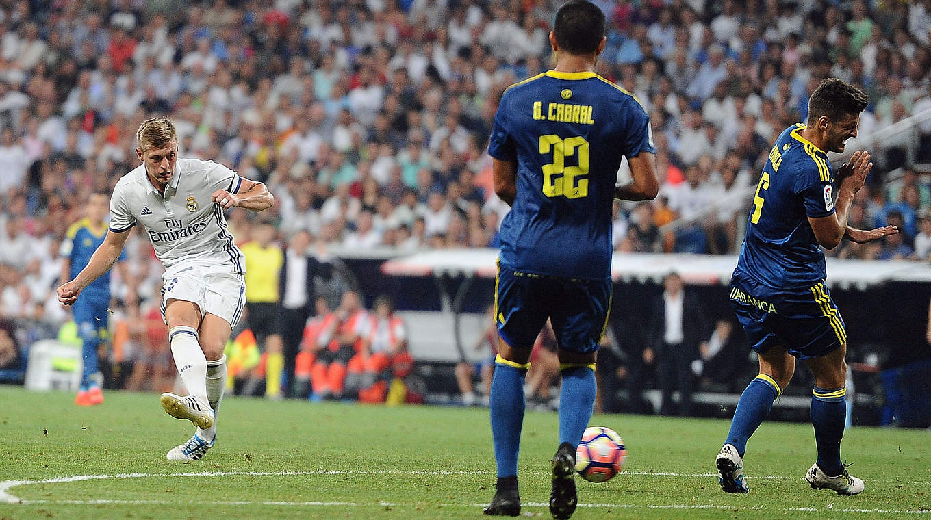 Der Schuss ins Glück: Toni Kroos trifft zum späten 2:1 für Real Madrid gegen Celta Vigo © 2016 Getty Images