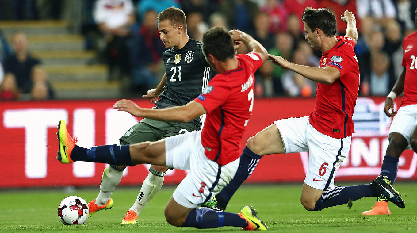 Auf dem Weg zum Premierentreffer: Joshua Kimmich (l.) erzielt das 2:0 gegen Norwegen © 2016 Getty Images