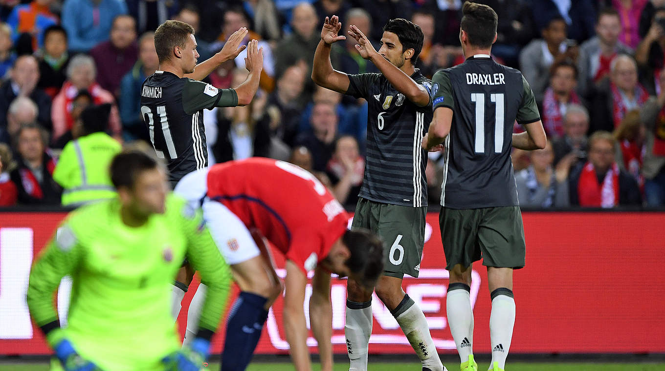 Sami Khedira congratulates Joshua Kimmich on his first goal for Germany.  © GES/Marvin Ibo GŸngšr