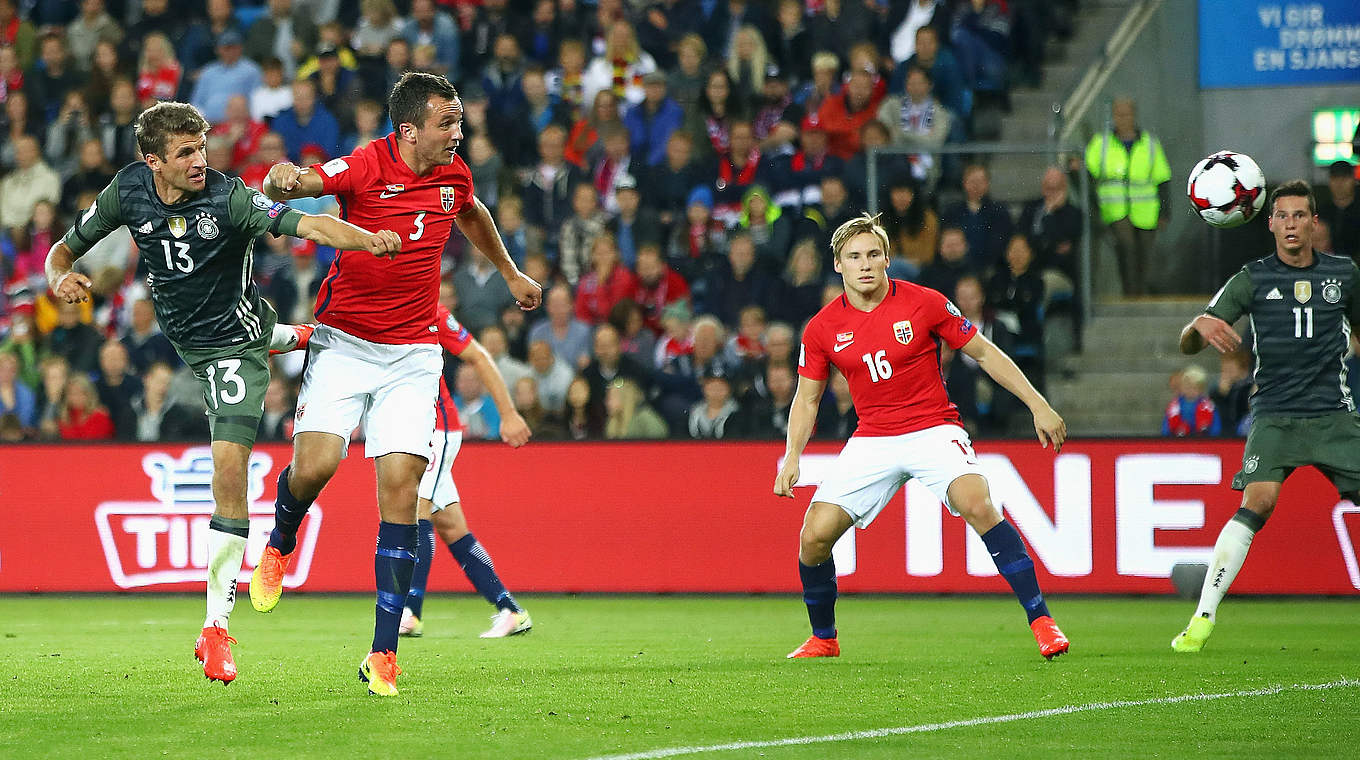 Per Kopf zum 3:0-Endstand: Thomas Müller (l.) präsentiert sich in Oslo in bester Torlaune © 2016 Getty Images