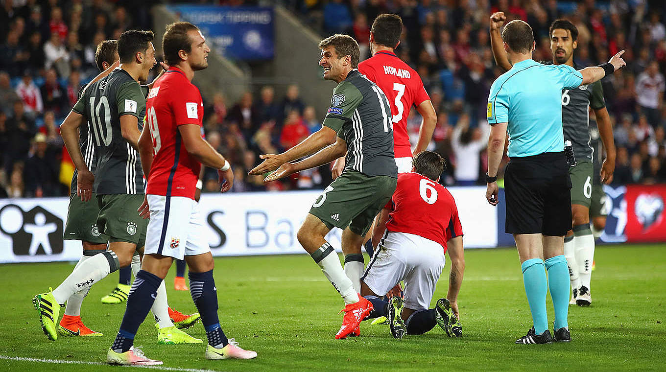 Stehaufmännchen trifft im zweiten Versuch: Thomas Müller (4.v.l.) erzielt das 1:0 © Getty Images