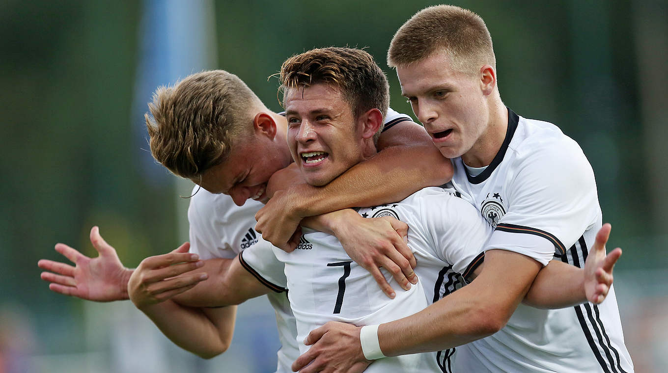 Großer Jubel: Mats Köhlert (M.) freut sich mit seinen Teamkollegen über den Ausgleich © 2016 Getty Images