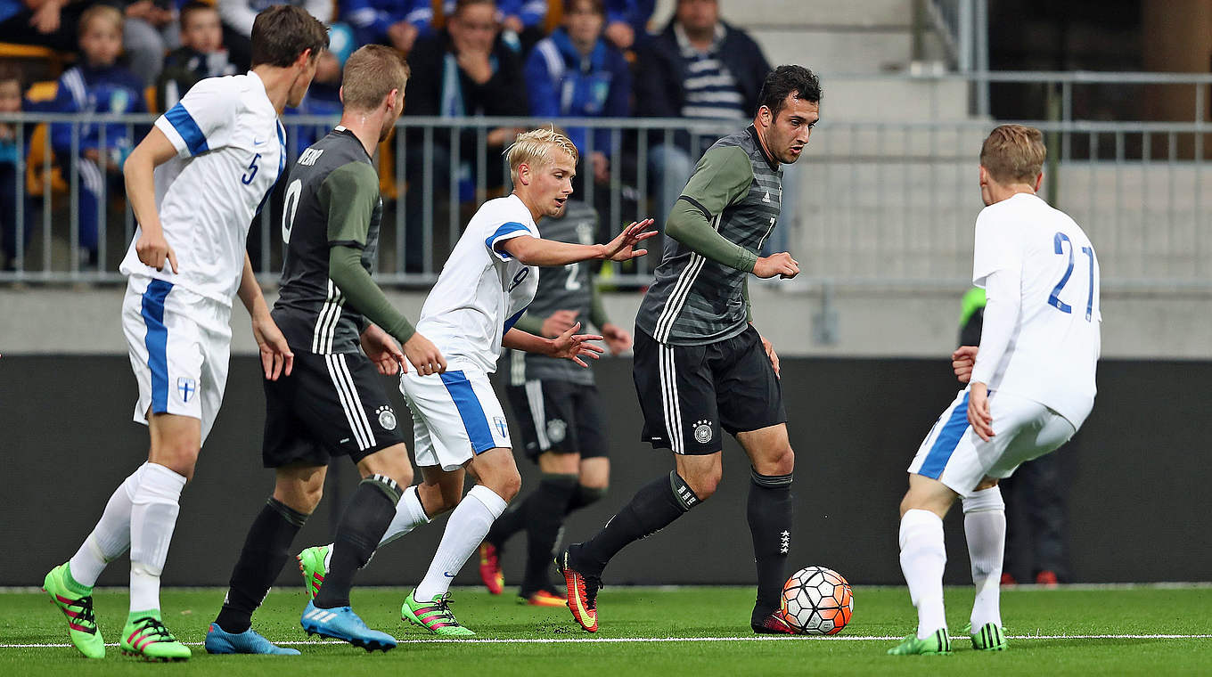 Levin Öztunali keeps the ball for Germany © 2016 Getty Images