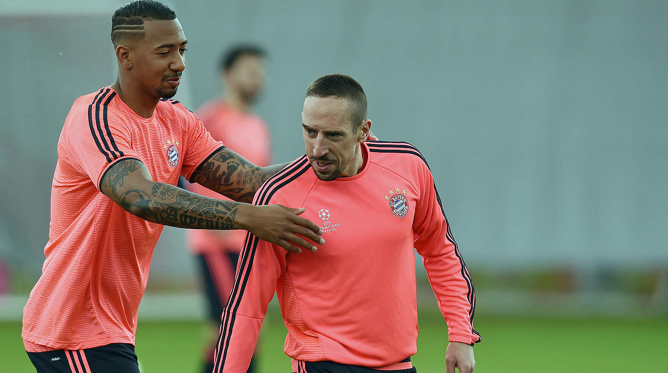 Zurück im Training, zu früh fürs Schalke-Spiel: Bayern-Profi Boateng (l.) mit Ribéry © CHRISTOF STACHE/AFP/Getty Images