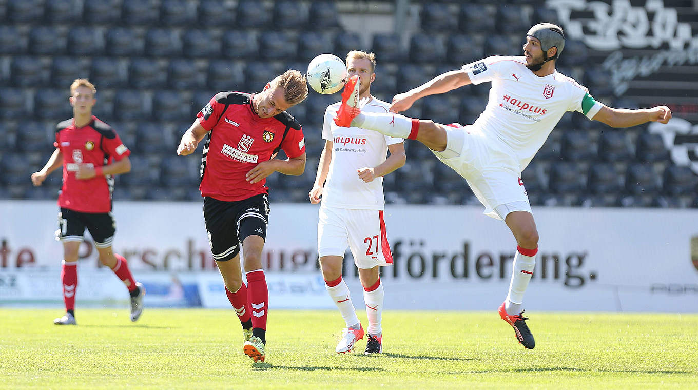 Bei der nächsten Verwarnung gibt's die erste Gelbsperre der 3. Liga: Halles Gjasula (r.) © imago/Sportfoto Rudel