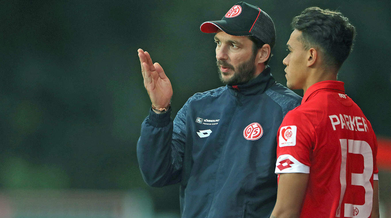 Mainz-Trainer Sandro Schwarz (l.): "Nicht verrückt machen oder in Hektik verfallen" © 2016 Getty Images