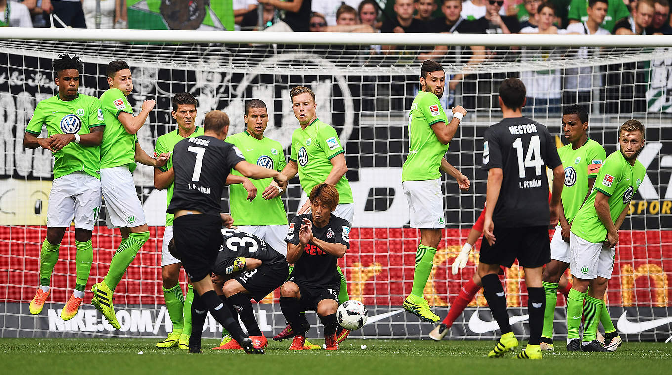 Kein Durchkommen: Kölns Marcel Risse (Nr. 7) versucht es in Wolfsburg mit einem Freistoß © 2016 Getty Images