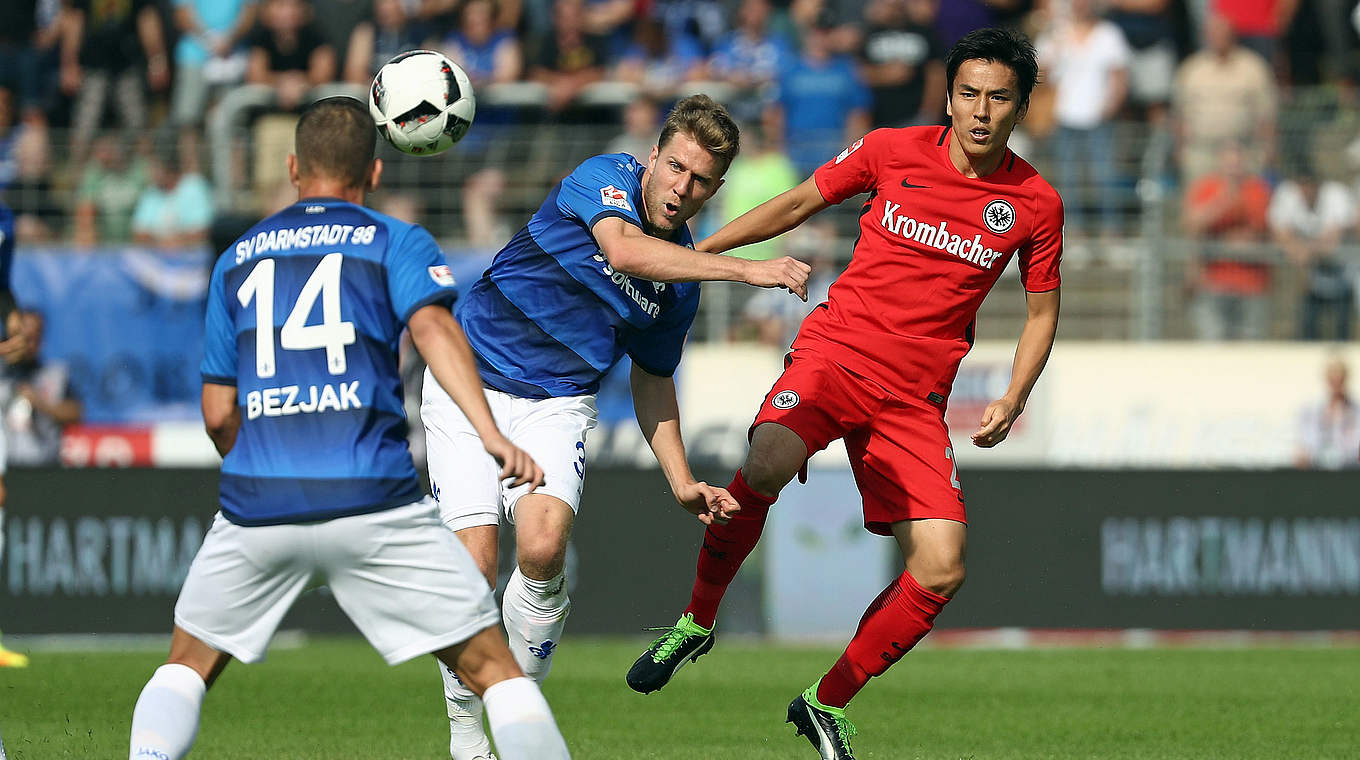 In Bedrängnis: Frankfurts Makoto Hasebe (r.) stört Darmstadts Sven Schipplock beim Schuss © 2016 Getty Images