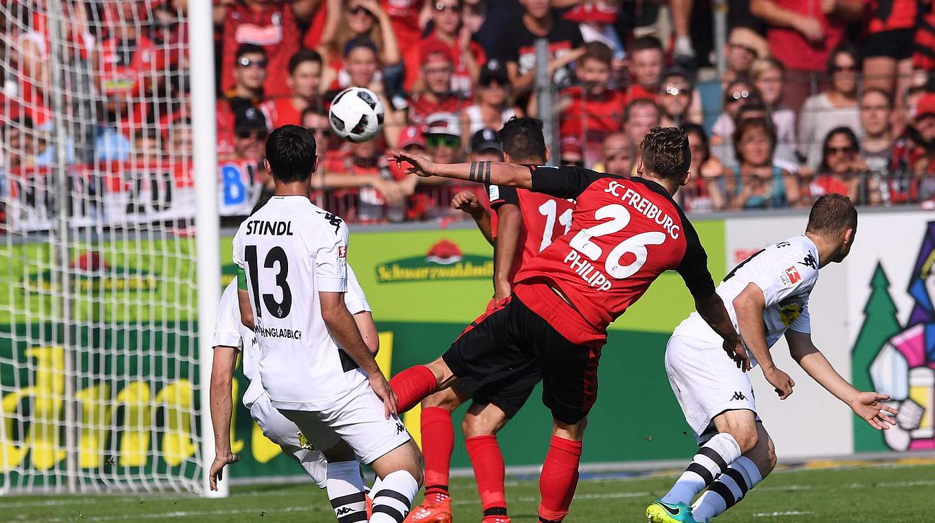 Tor zum 2:1: Maximilian Philipp (Nr. 26) trifft für den SC Freiburg  © 2016 Getty Images