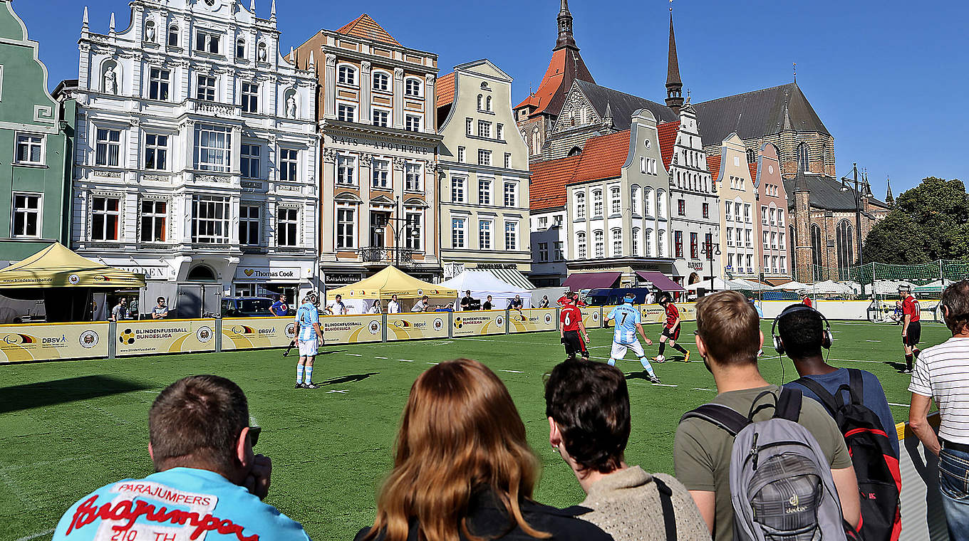 Toller Zuschauerzuspruch: Rund 1000 Fans schauen den Blindenfußballern zu © Carsten Kobow