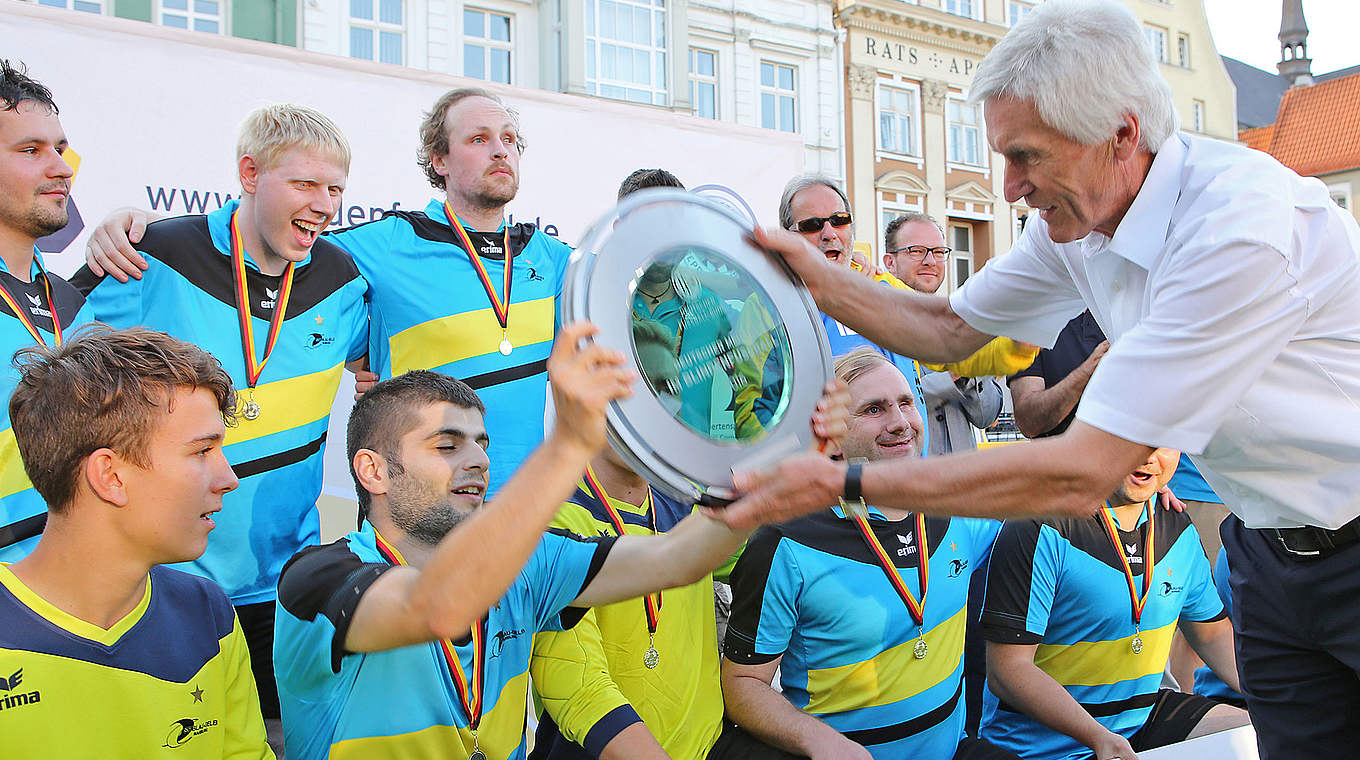 DFB-Vizepräsident Eugen Gehlenborg (r.): "Der Fußball grenzt nicht aus" © Carsten Kobow