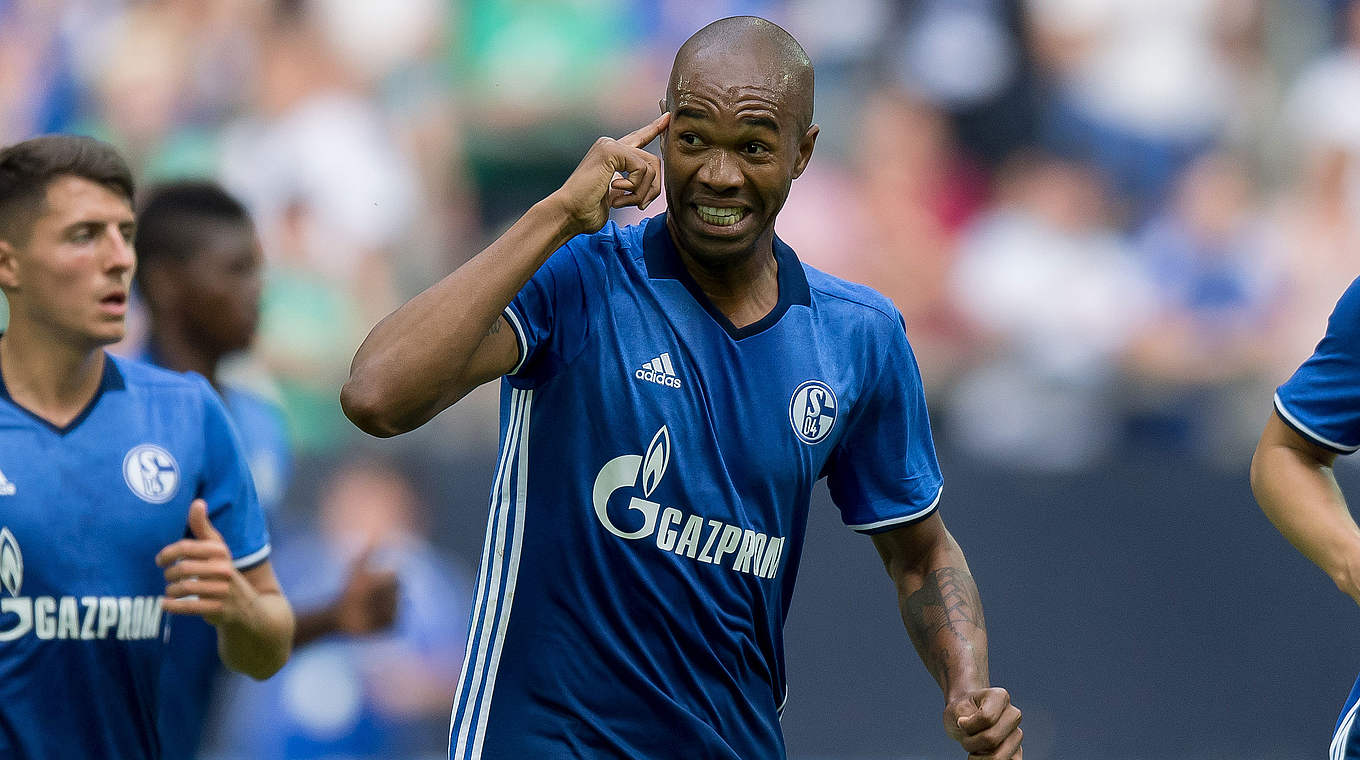 Hat sein 300. Bundesligaspiel absolviert: Schalkes Naldo © 2016 TF-Images