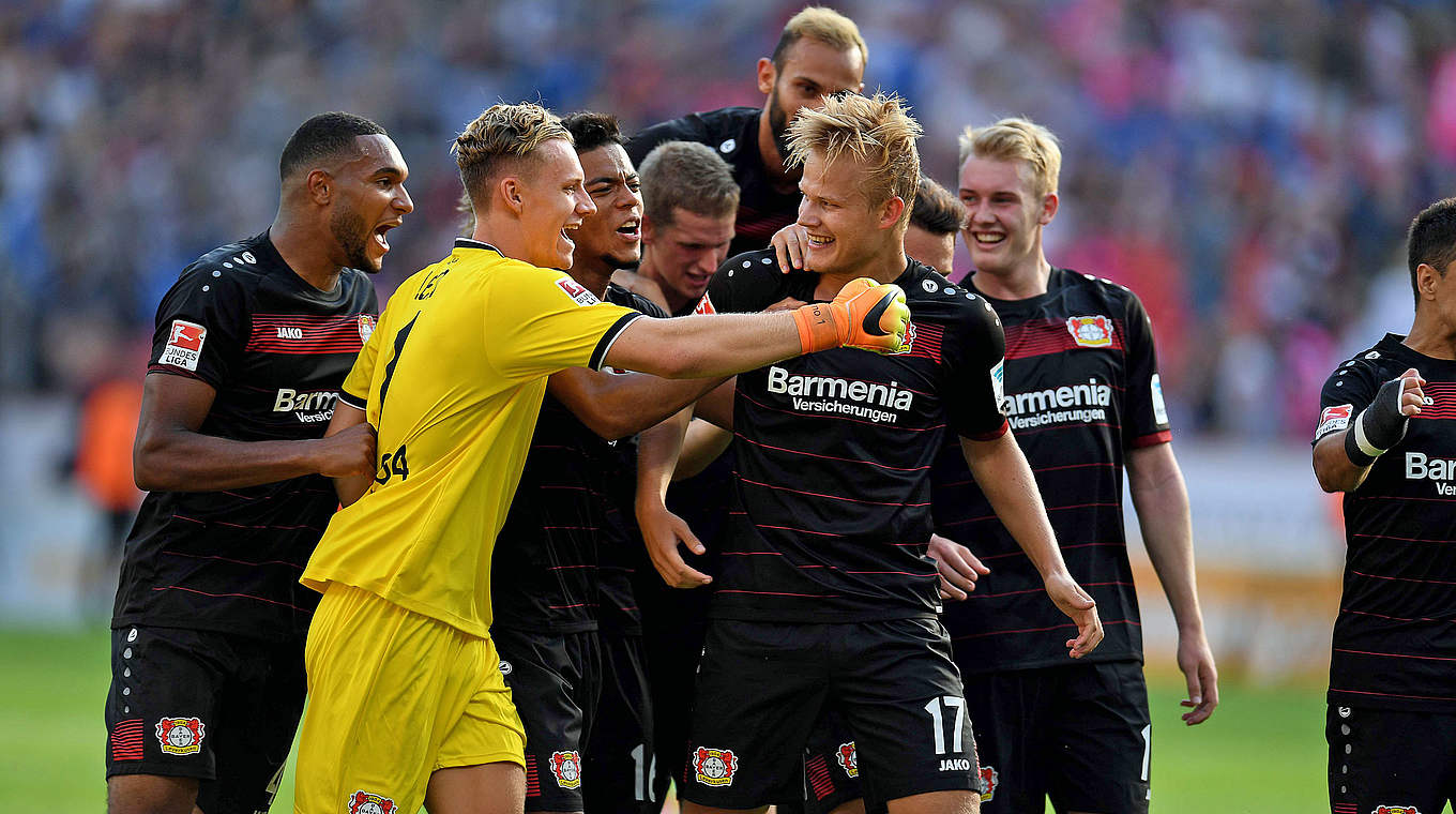 Leno (in gelb) über Matchwinner Pohjanpalo (Nr. 17): "Ein echter Killer vor dem Tor" © PATRIK STOLLARZ/AFP/Getty Images