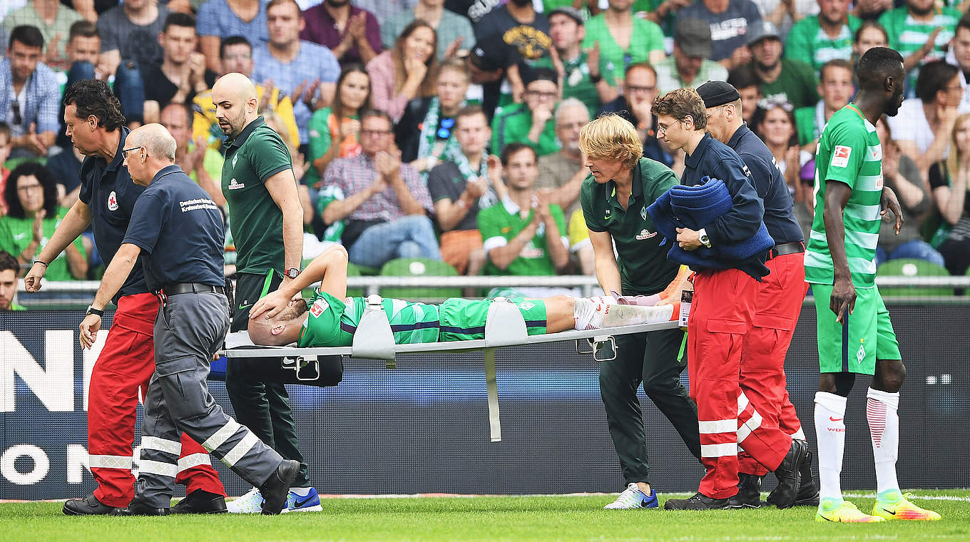 Schwer verletzt und bereits operiert: Werders Verteidiger Luca Caldirola © 2016 Getty Images