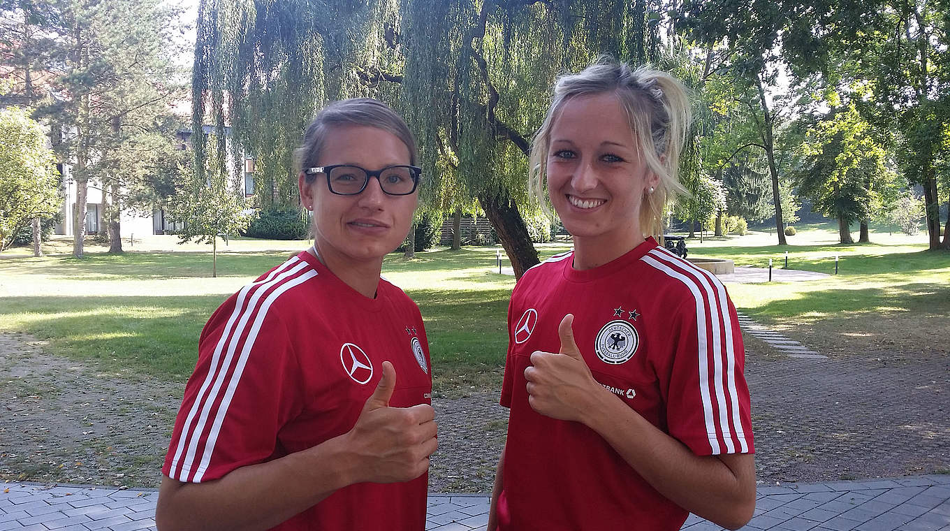 Angekommen und bereit für Russland und Ungarn: Babett Peter (l.) und Kathrin Hendrich © DFB