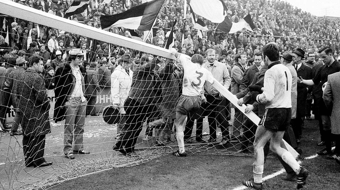 "Da kann man nichts machen": 1971 bricht der Pfosten - Spielabbruch nach 88 Minuten © Imago