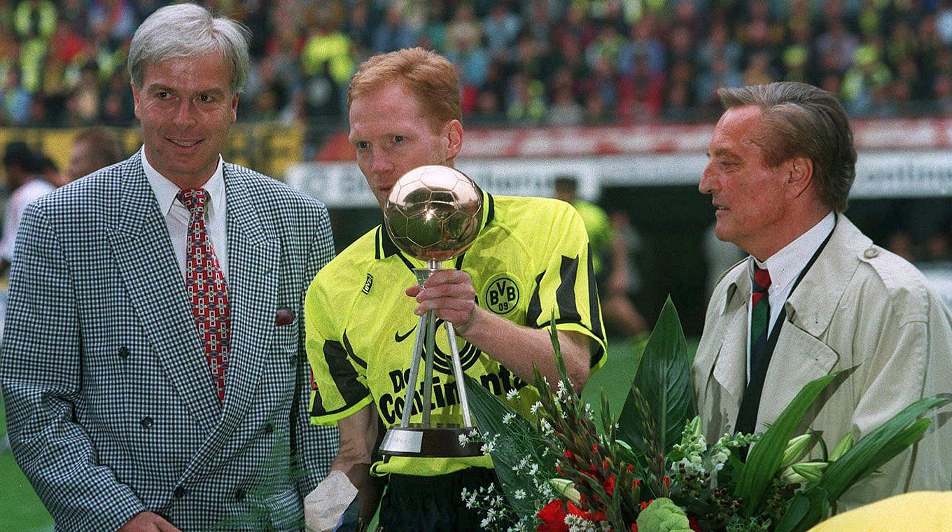 Auszeichnung: Vor 20 Jahren wird Matthias Sammer (M.) als "Fußballer des Jahres" geehrt © Bongarts