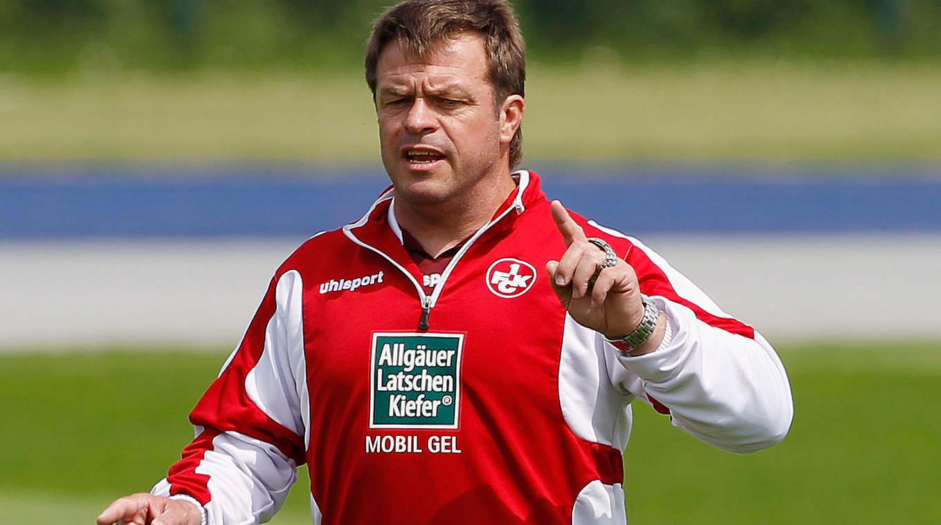 FCK-Coach Gunther Metz über Patrick Salata: "Sechs Wochen wird er bestimmt ausfallen" © 2013 Getty Images