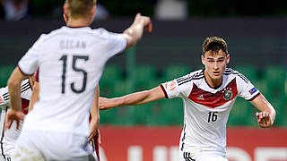 Dortmunds U 19-Nationalspieler Janni Luca Serra (r.) in der Reha: 
