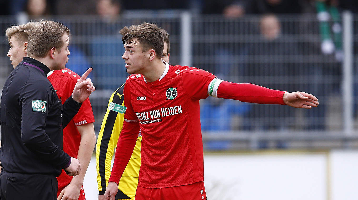 Muss gegen den VfL Osnabrück zusehen: Hannovers Springfeld fehlt mit Gelb-Rot-Sperre © 2016 Getty Images
