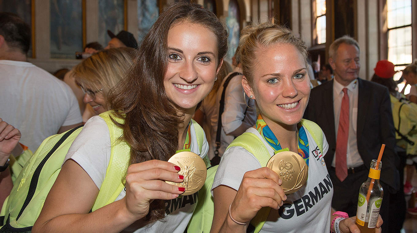 Goldene Erinnerung an Rio: die Olympiasiegerinnen Sara Däbritz (l.) und Leonie Maier © 2016 Getty Images