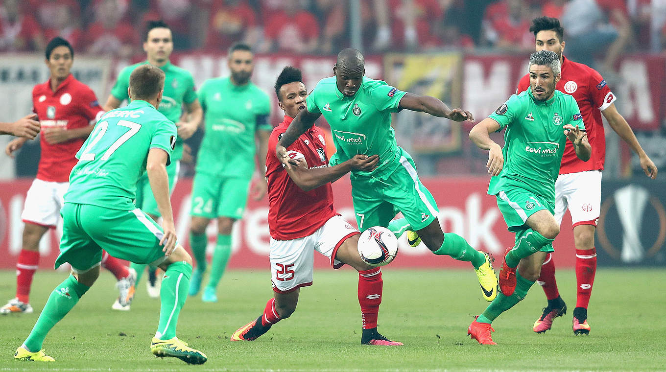 Abgehoben: Saint-Etiennes Bryan Dabo gegen Jean-Philippe Gbamin (Nr. 25) vom FSV © 2016 Getty Images