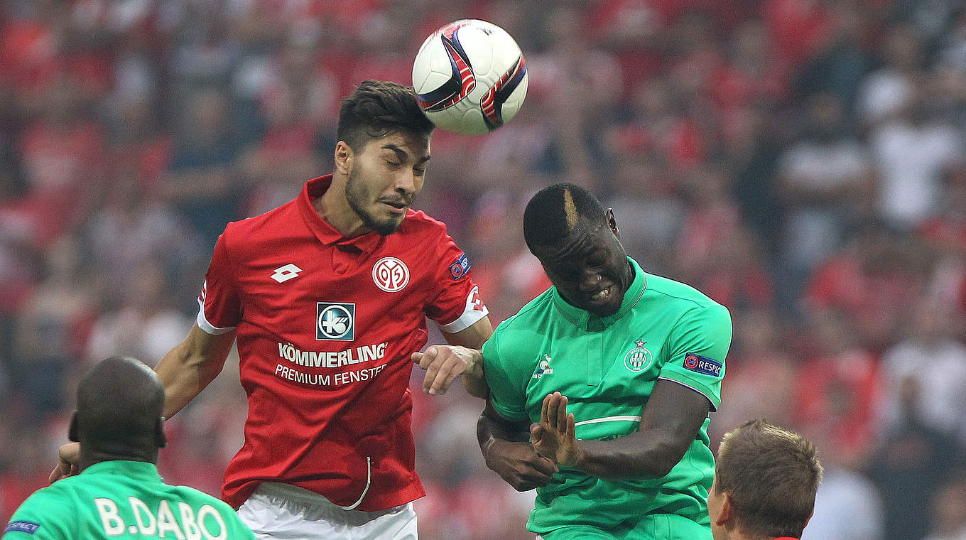 Mainz's Suat Serdar in an aerial duel with Henri Saivet © DANIEL ROLAND/AFP/Getty Images