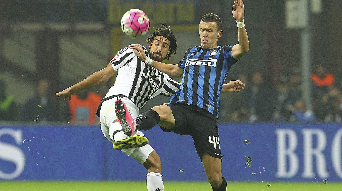 Wiedersehen im Derby d'Italia: Khedira (l.) mit Inter Mailand um Ivan Perisic © 2015 Getty Images