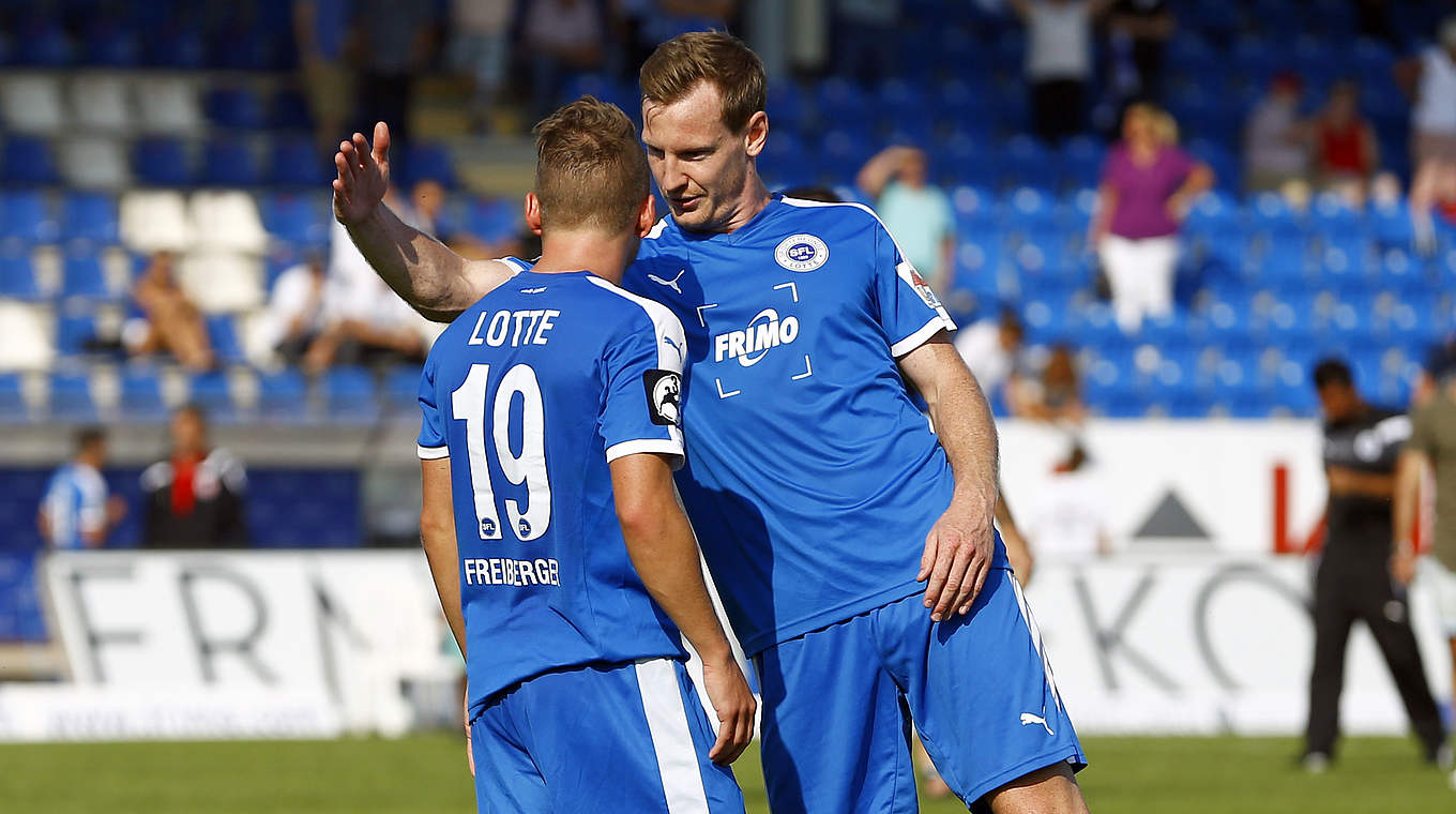 Jubel über die Tabellenführung: Torschütze Kevin Freiberger (l.) © 2016 Getty Images