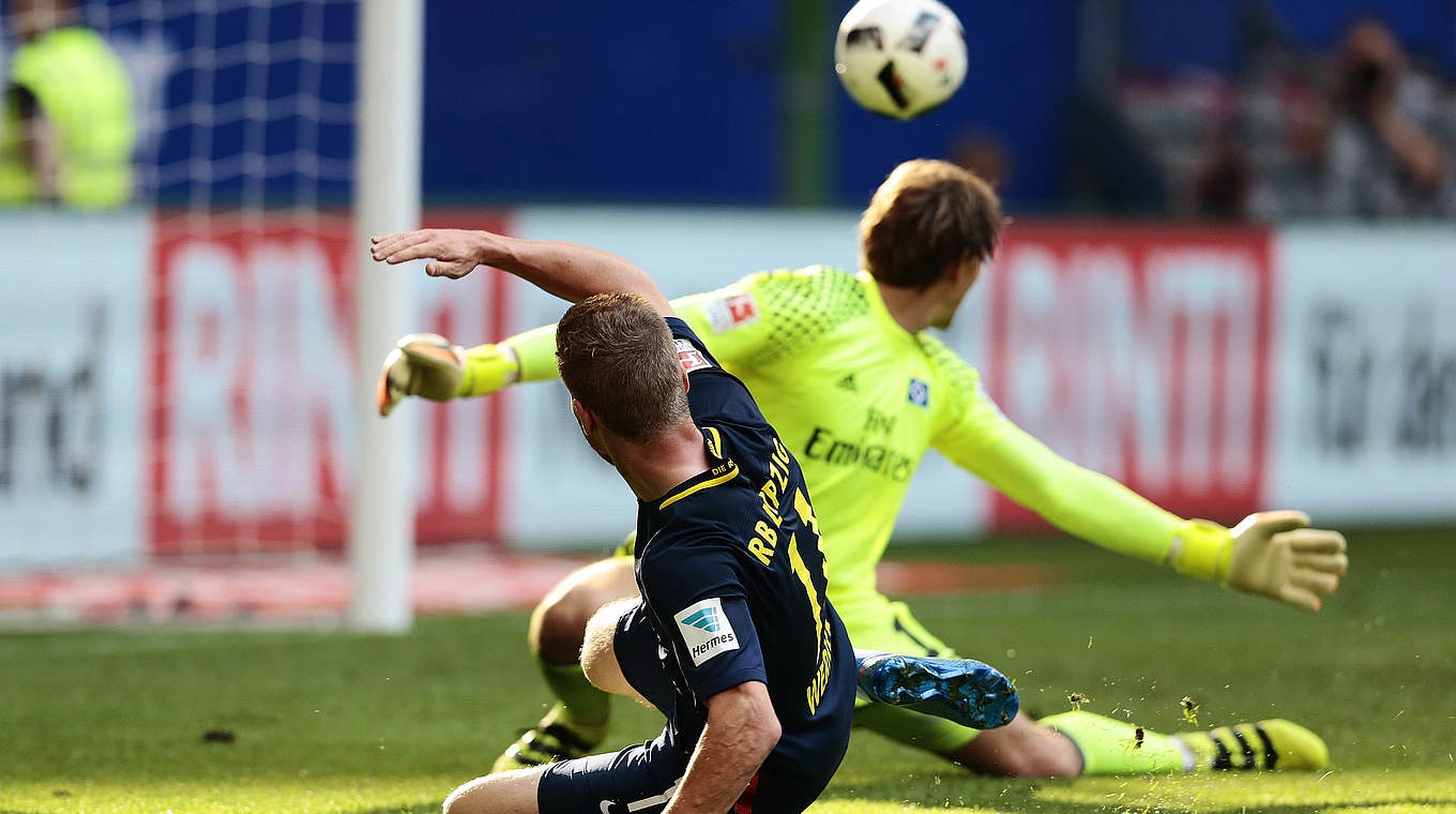Der dritte Treffer in Hamburg: Werner (v.) lässt Adler im HSV-Tor keine Chance © 2016 Getty Images