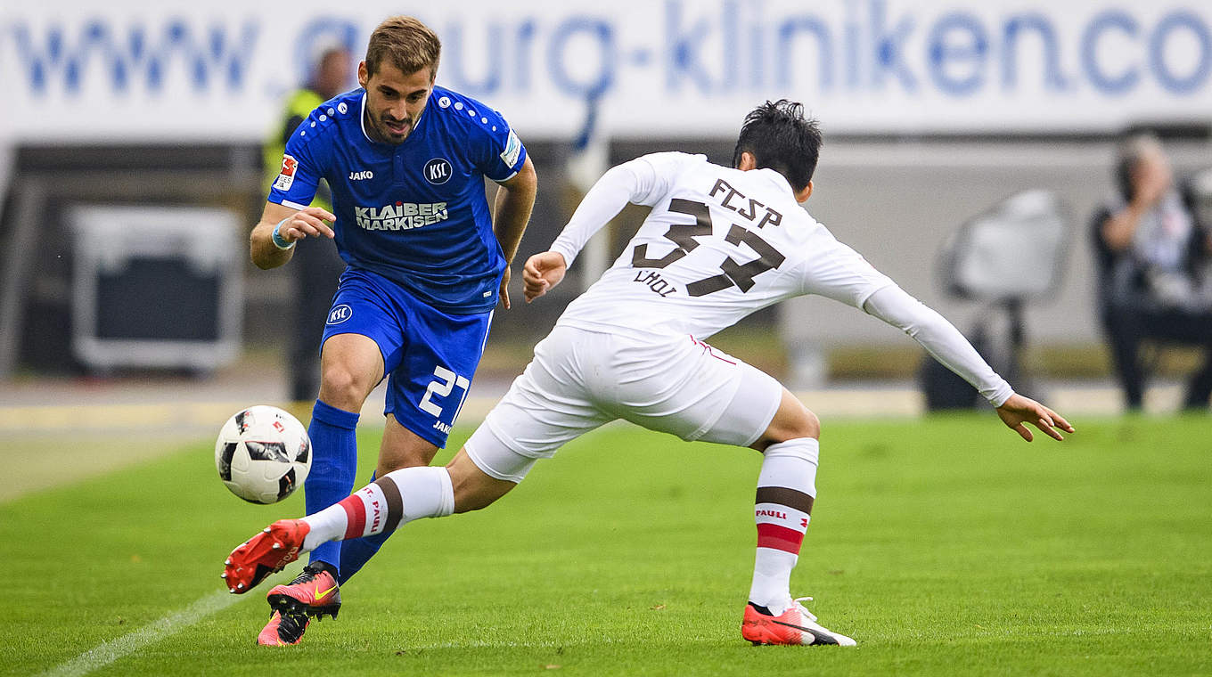 Kampf um den Ball: KSC-Spieler Mavrias (l.) gegen Hamburgs Choi © 2016 Getty Images