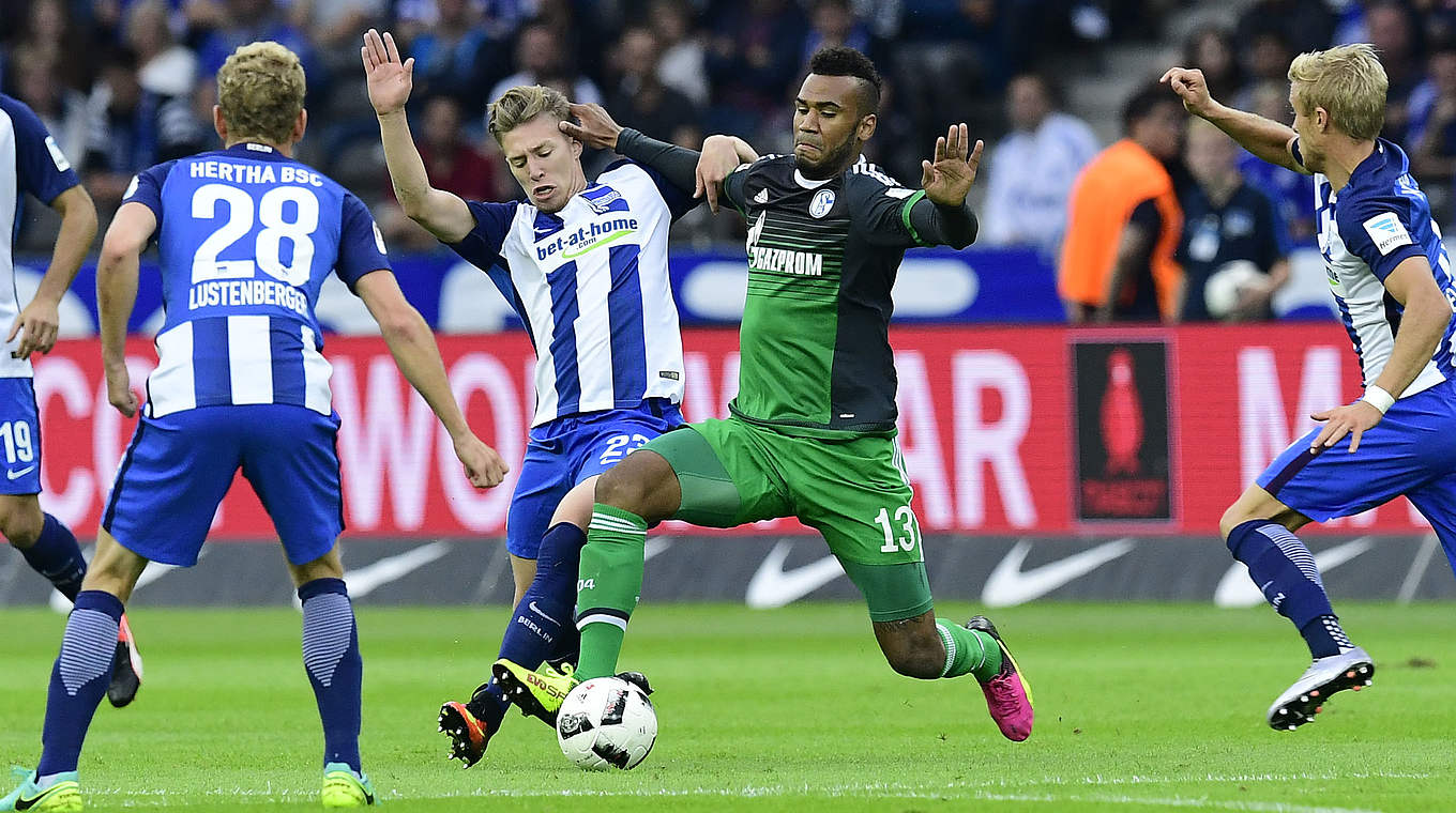 Schießt das 1:0 für Hertha: Mitchell Weiser (2.v.l.) © TOBIAS SCHWARZ/AFP/Getty Images