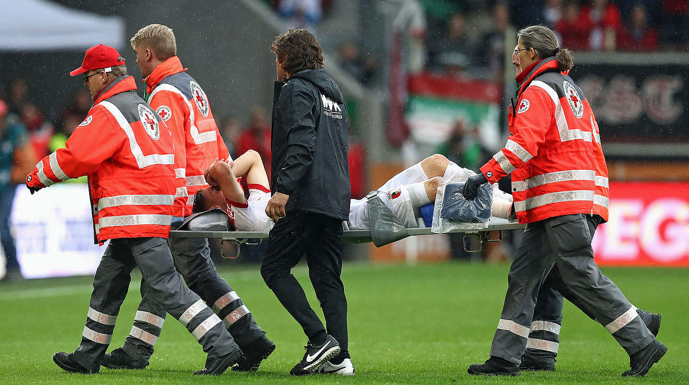 Schwer verletzt vom Platz getragen worden: Augsburgs Dominik Kohr © 2016 Getty Images