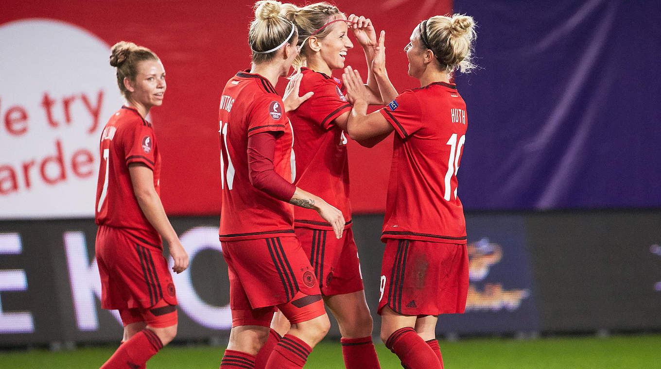 Jubel übers erste Länderspieltor: Kathrin Hendrich (2.v.r.) trifft in Moskau gegen Russland © 2016 Getty Images