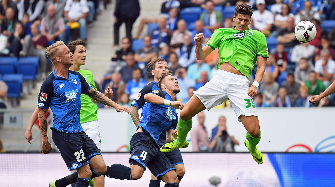 Will im 650. Bundesligaspiel des VfL Wolfsburg treffen: Nationalspieler Mario Gomez (r.) © 2016 Getty Images