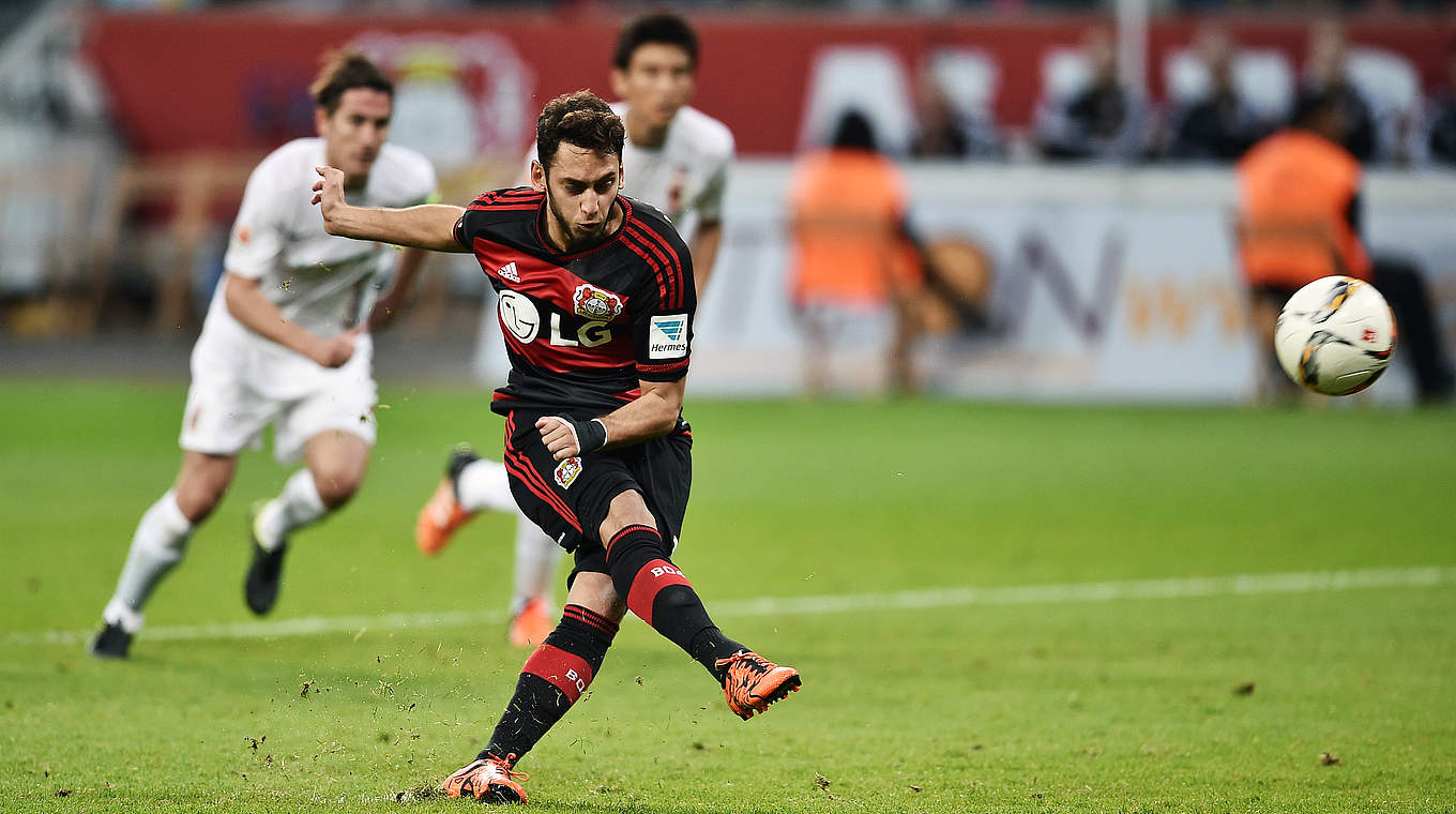 Der Lieblingsgegner zu Besuch: Hakan Calhanoglu empfängt mit Bayer den FC Augsburg © 2015 Getty Images